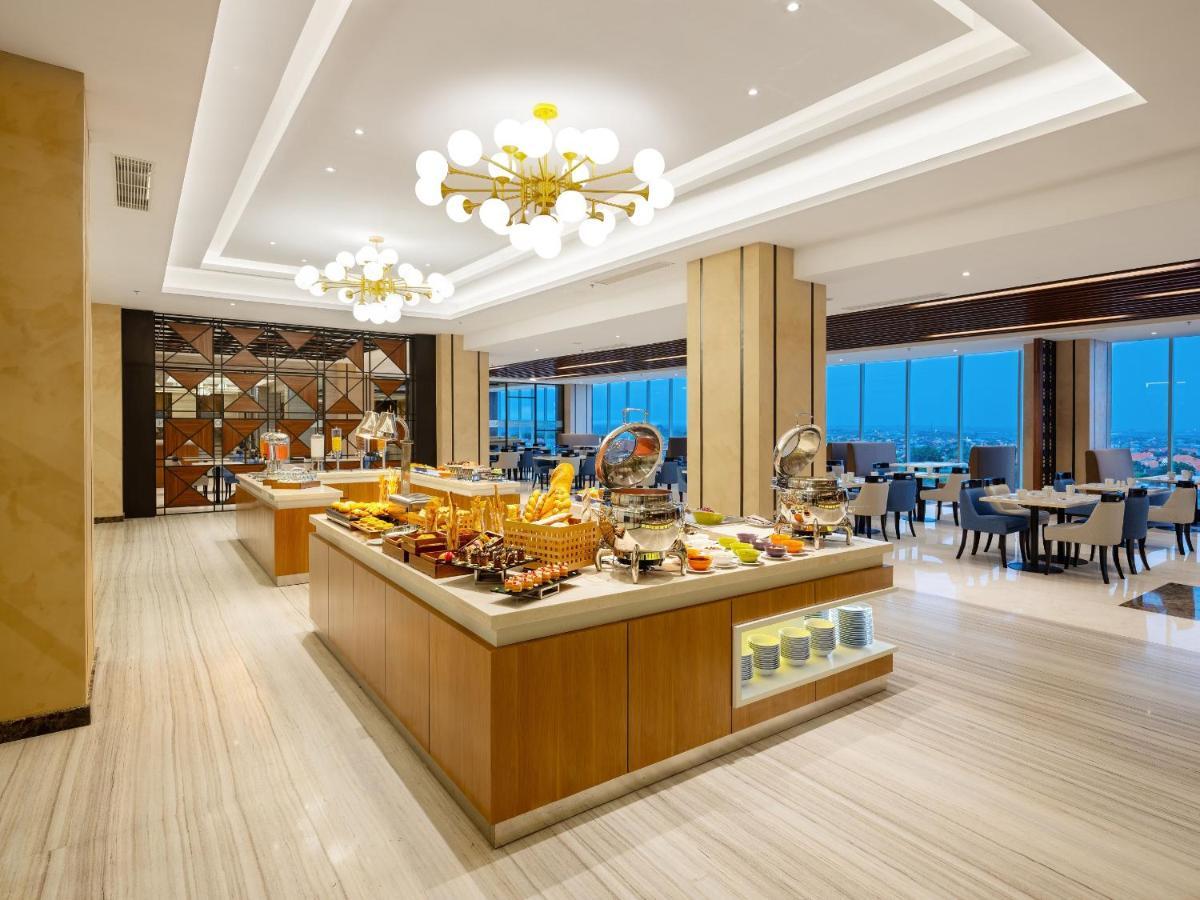 Aston Gresik Hotel & Conference Center Esterno foto